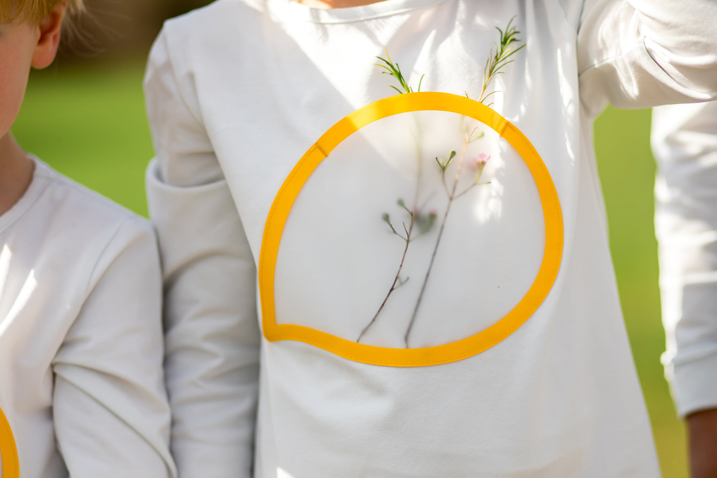 EgoEsy Shirt für Kinder und Jugendliche. Eigene Kunstwerke und Botschaften individuell und nachhaltig im Shirt tragen! Transparente Tasche auf dem Shirt